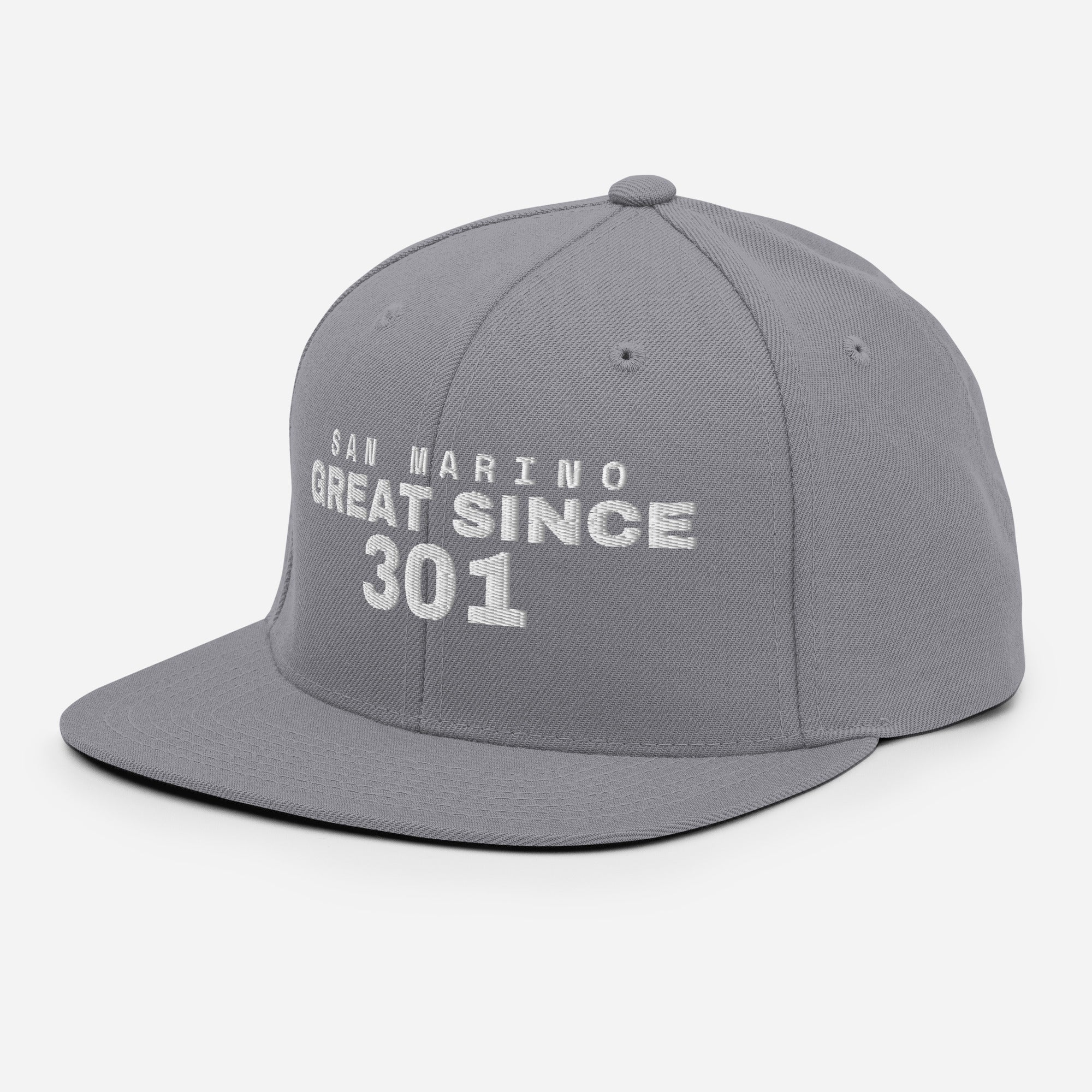Silver snapback cap with SAN MARINO GREAT SINCE 301 embroidery